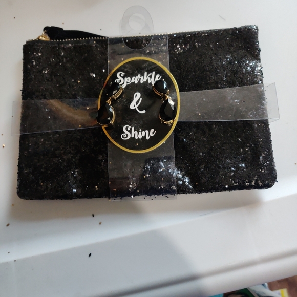NWT Sparkle and shine wristlet and earring set ( black or gold) - Picture 3 of 5